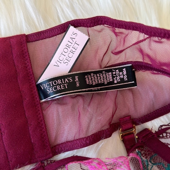 Victoria’s Secret 
Floral Lace Garter Belt - Picture 4 of 4